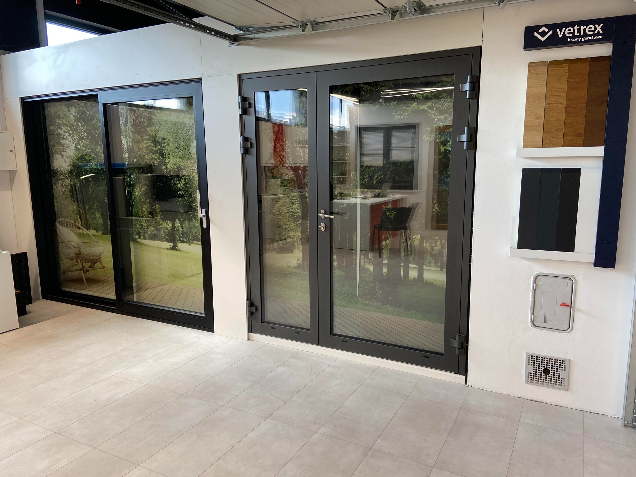 Ekspozycyjne systemy aluminiowe w salonie w Topoli