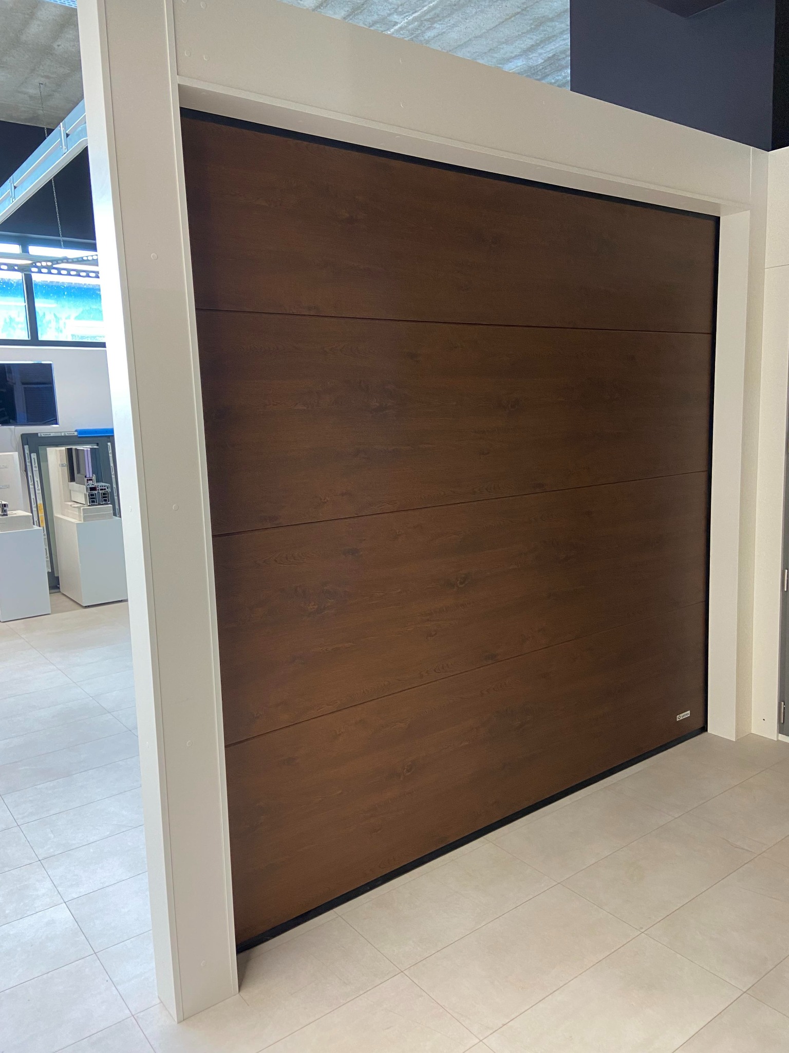 Ekspozycyjna brama garażowa w salonie w Topoli