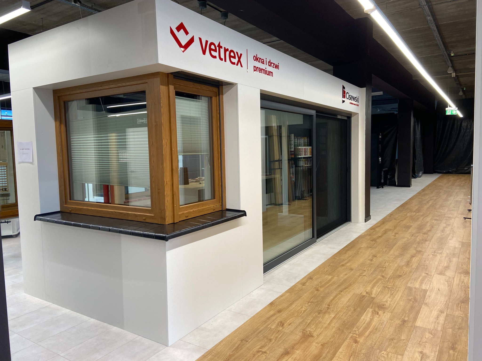 Ekspozycyjne okno i drzwi przesuwne w salonie w Topoli