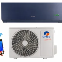 Zestaw klimatyzacji Gree: jednostka wewnętrzna w kolorze granatowym, jednostka zewnętrzna, pilot i smartfon z aplikacją do sterowania przez Wi-Fi.