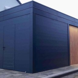 IwTaras - Nowoczesna, antracytowa zabudowa tarasu z drewnianymi akcentami i widocznym oświetleniem, zlokalizowana na posesji z wybrukowanym tarasem.