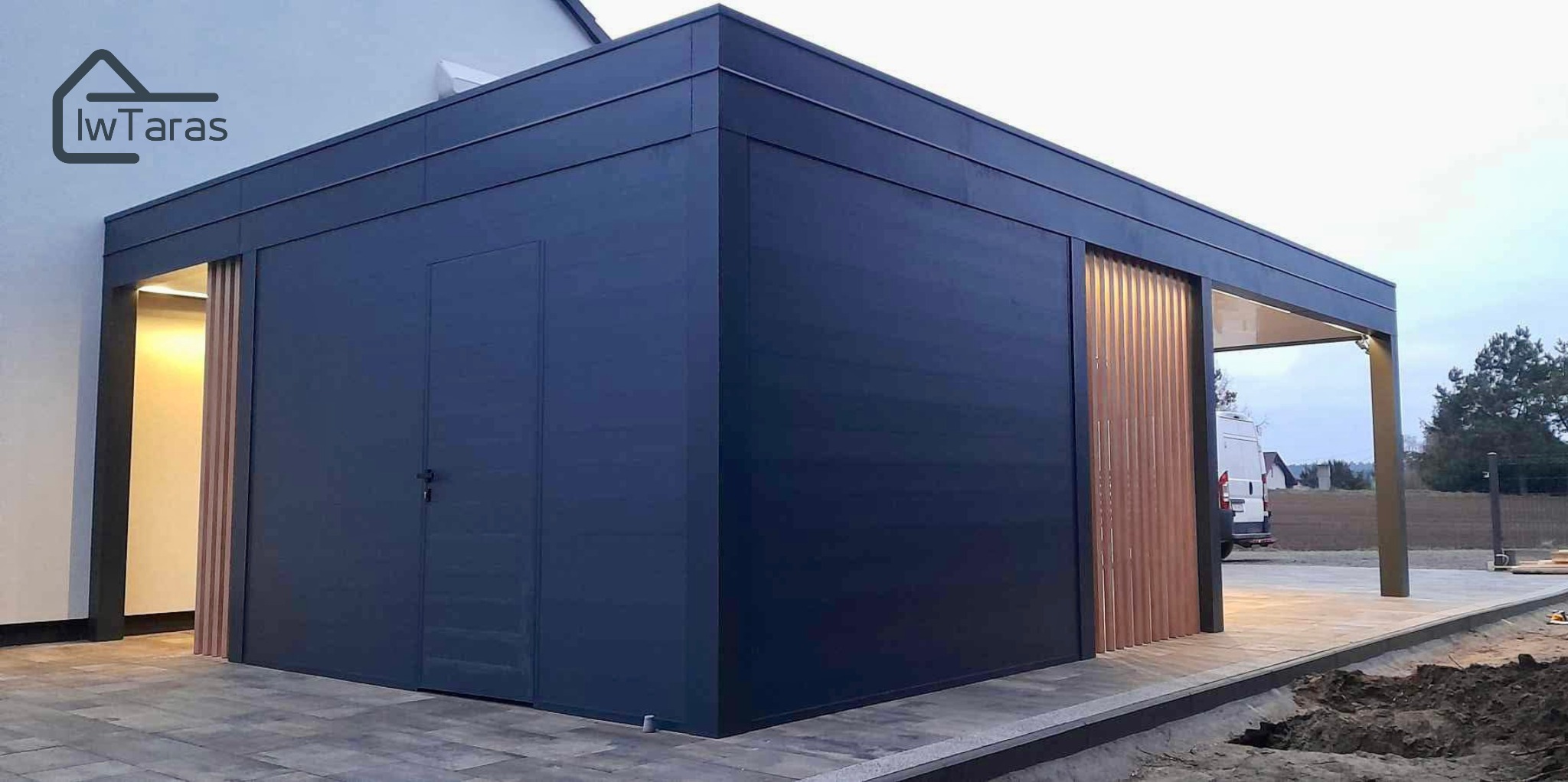 Nowoczesna, antracytowa zabudowa tarasu z drewnianymi akcentami i widocznym oświetleniem, zlokalizowana na posesji z wybrukowanym tarasem.