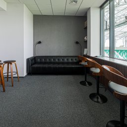 Loża VIP na stadionie sportowym. Na życzenie Klienta loża przeszła gruntowną metamorfozę. Wszystko tak, jak życzył sobie Klient- wysokiej jakości i ze smakiem. 