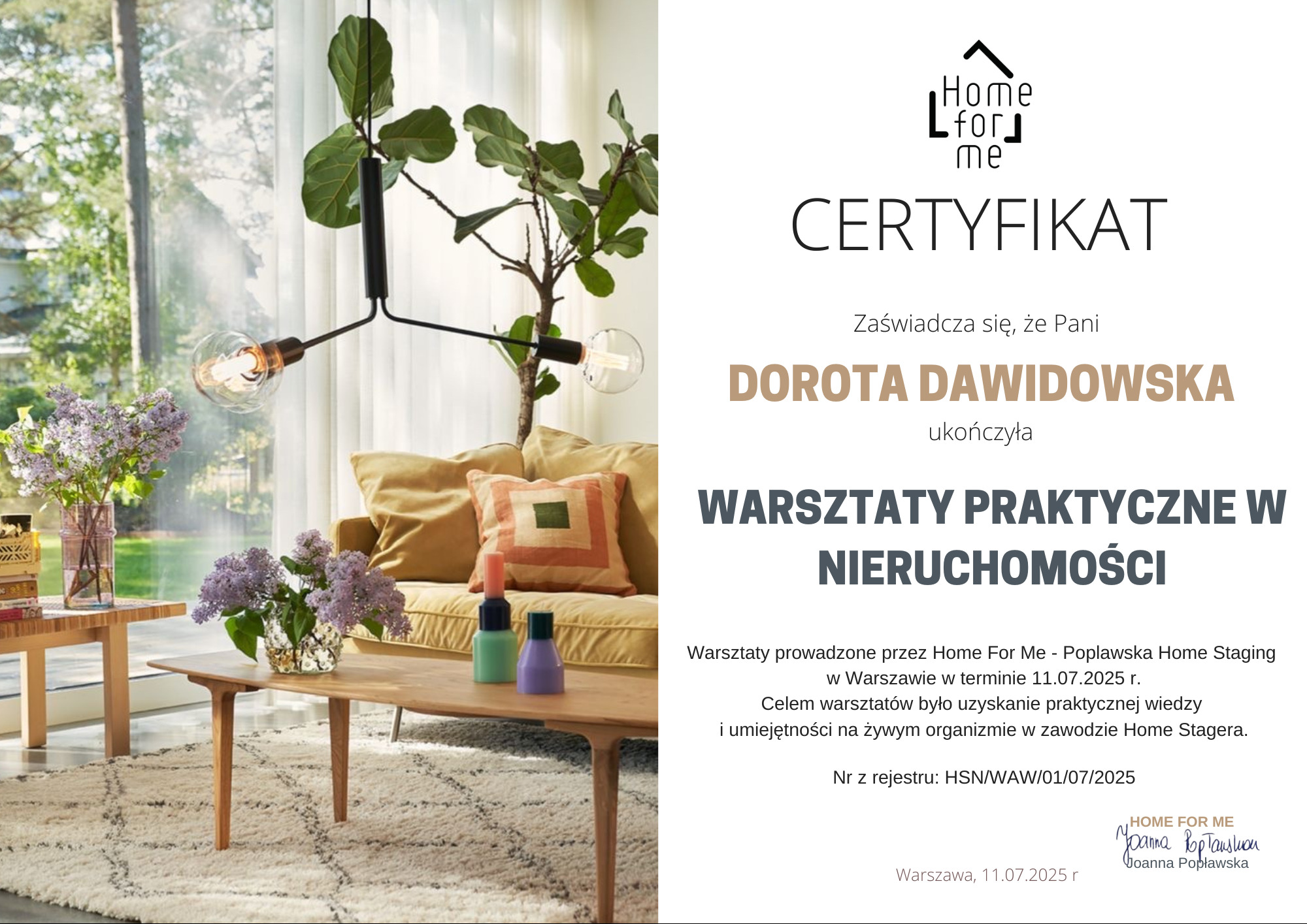 Certyfikat ukończenia warsztatów Home Staging w Warszawie, na tle stylowego wnętrza z roślinami i elementami dekoracyjnymi, sygnowany przez Joannę Popławską.