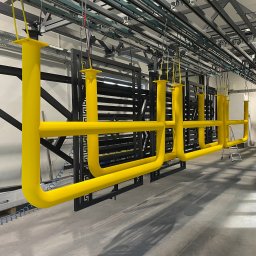 Bariery na  żółto, a w tle brama i przęsła w stylu greckim w kolorze antracyt - RAL 7001  gruba struktura.