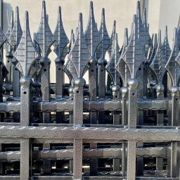 Przęsła ogrodzenia w kolorze stal antyczna.