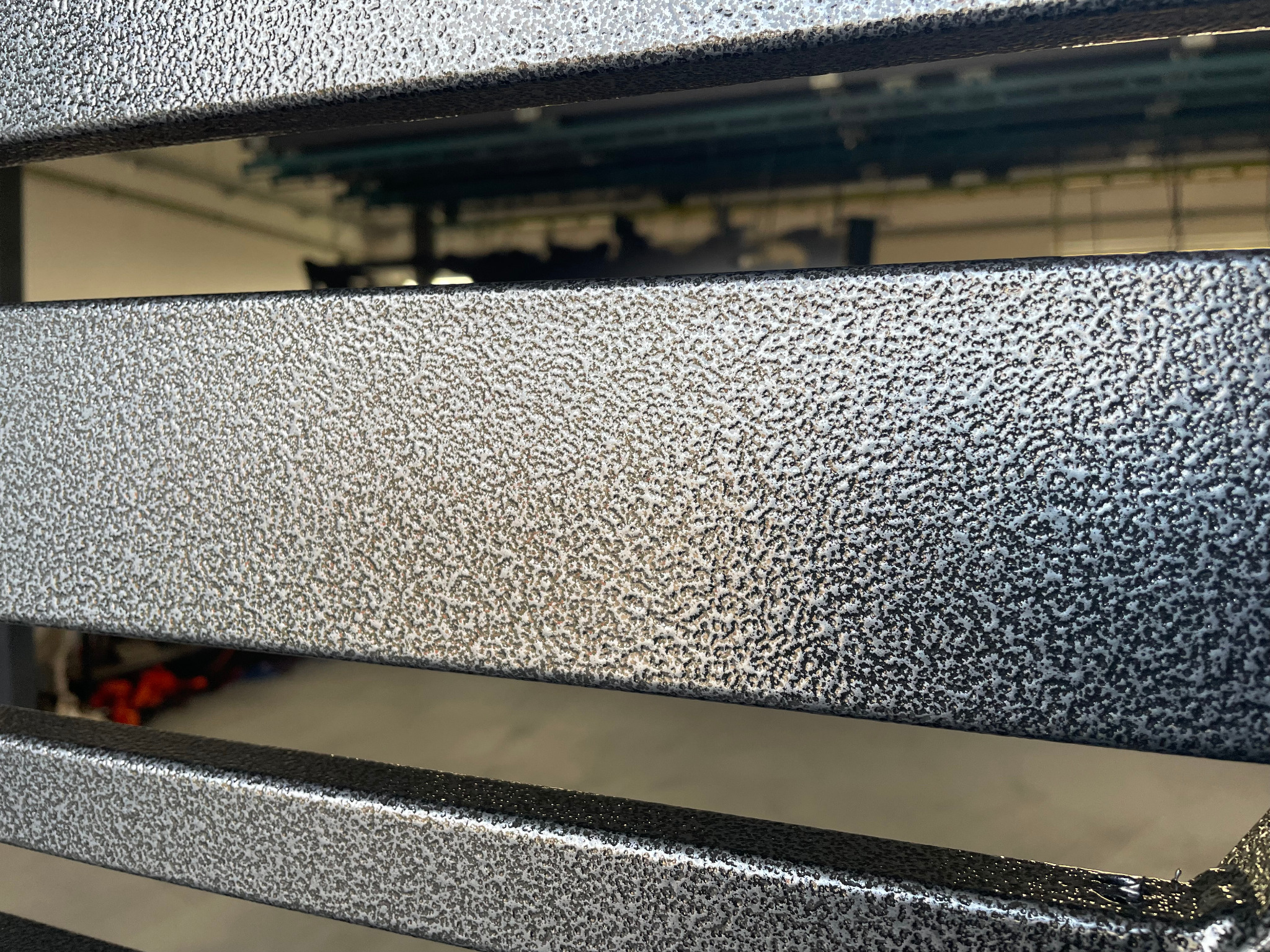 Ogrodzenie w strukturze 'stal antyczna'.