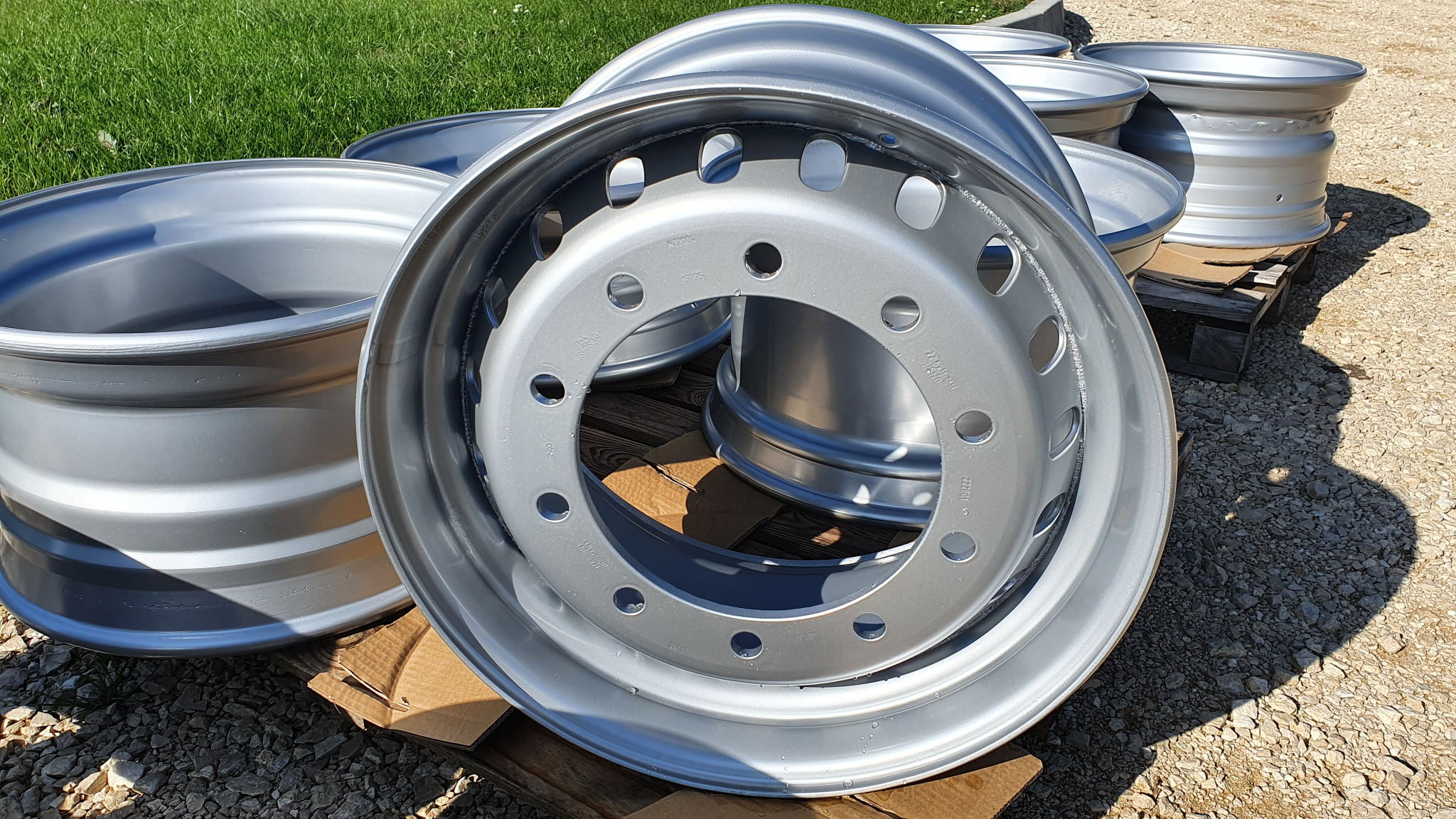 Felgi po wypiaskowaniu, z podkładem i kolorem finalnym.