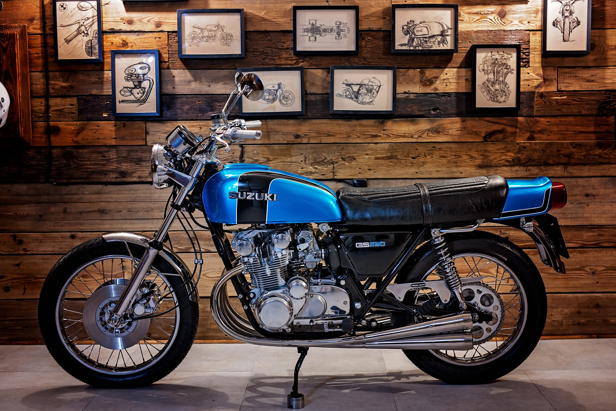 Wynik naszego wsparcia w renowacji motocykla - malowanie ramy w kolorze piano black.