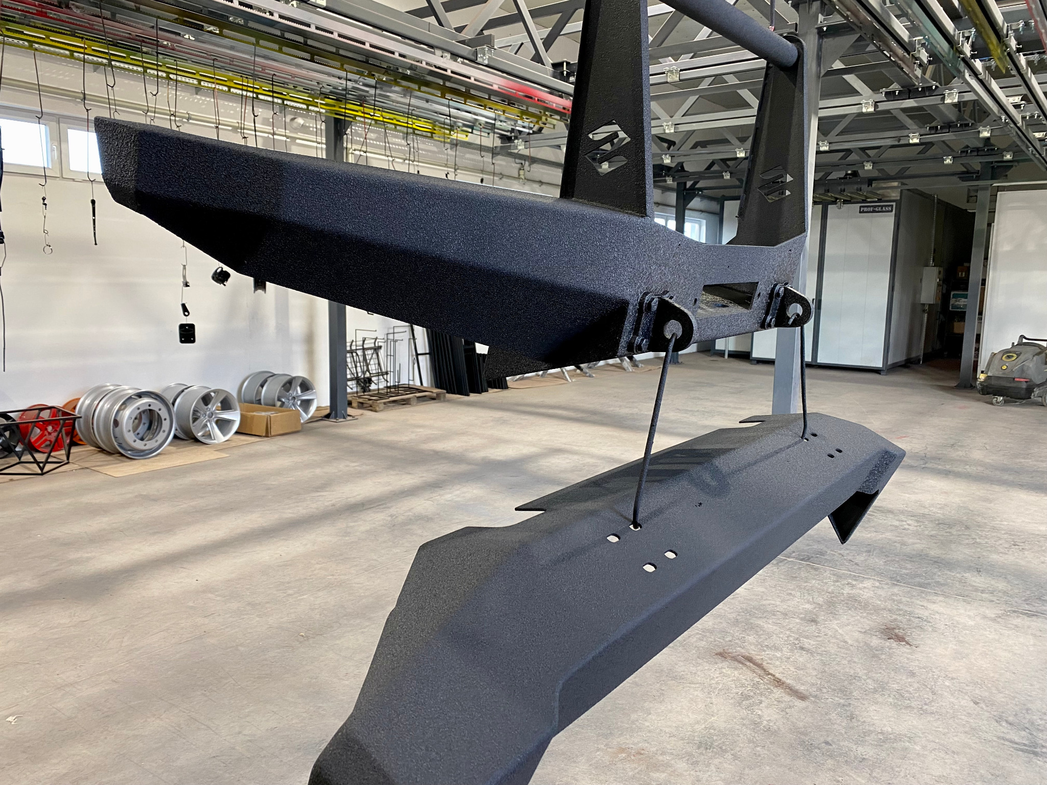 Zderzak do terenówki w wykończeniu typu 'skóra krokodyla'.