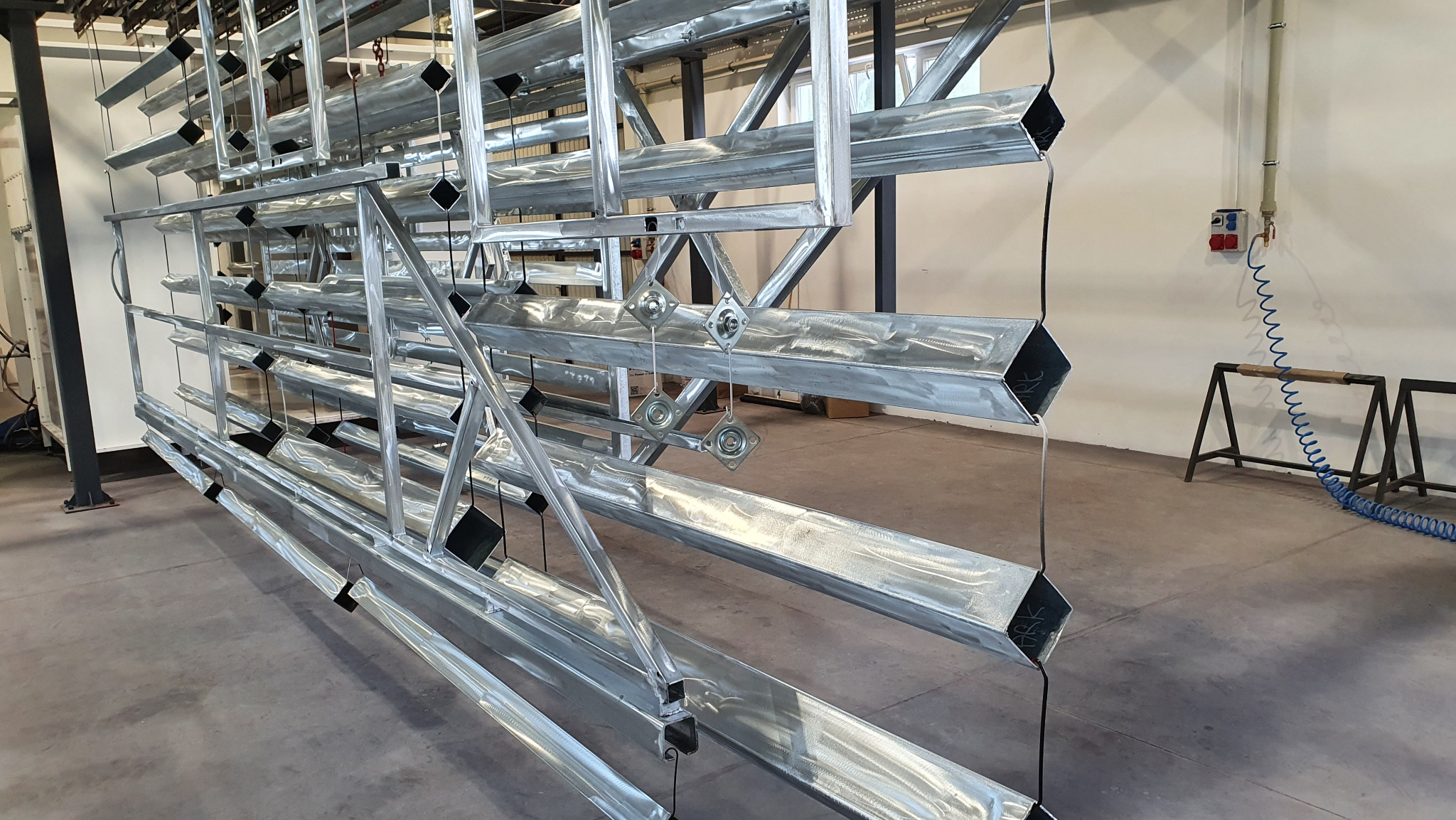 Ogrodzenie przygotowane do malowania tuż przed nałożeniem farby proszkowej.