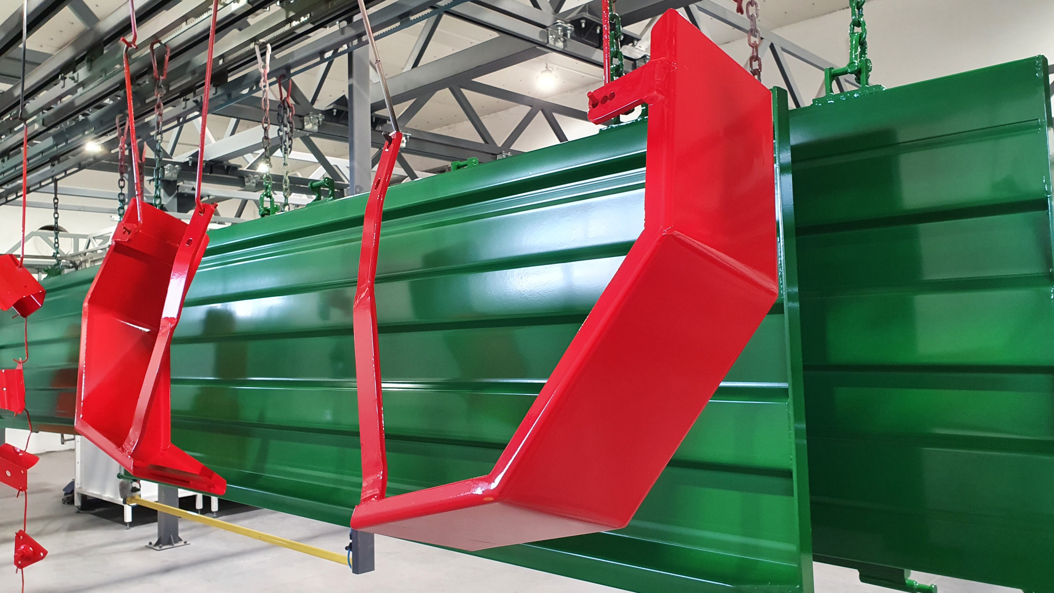 Renowacja burt i błotników naczepy samochodowej (piaskowanie, podkład, kolor).