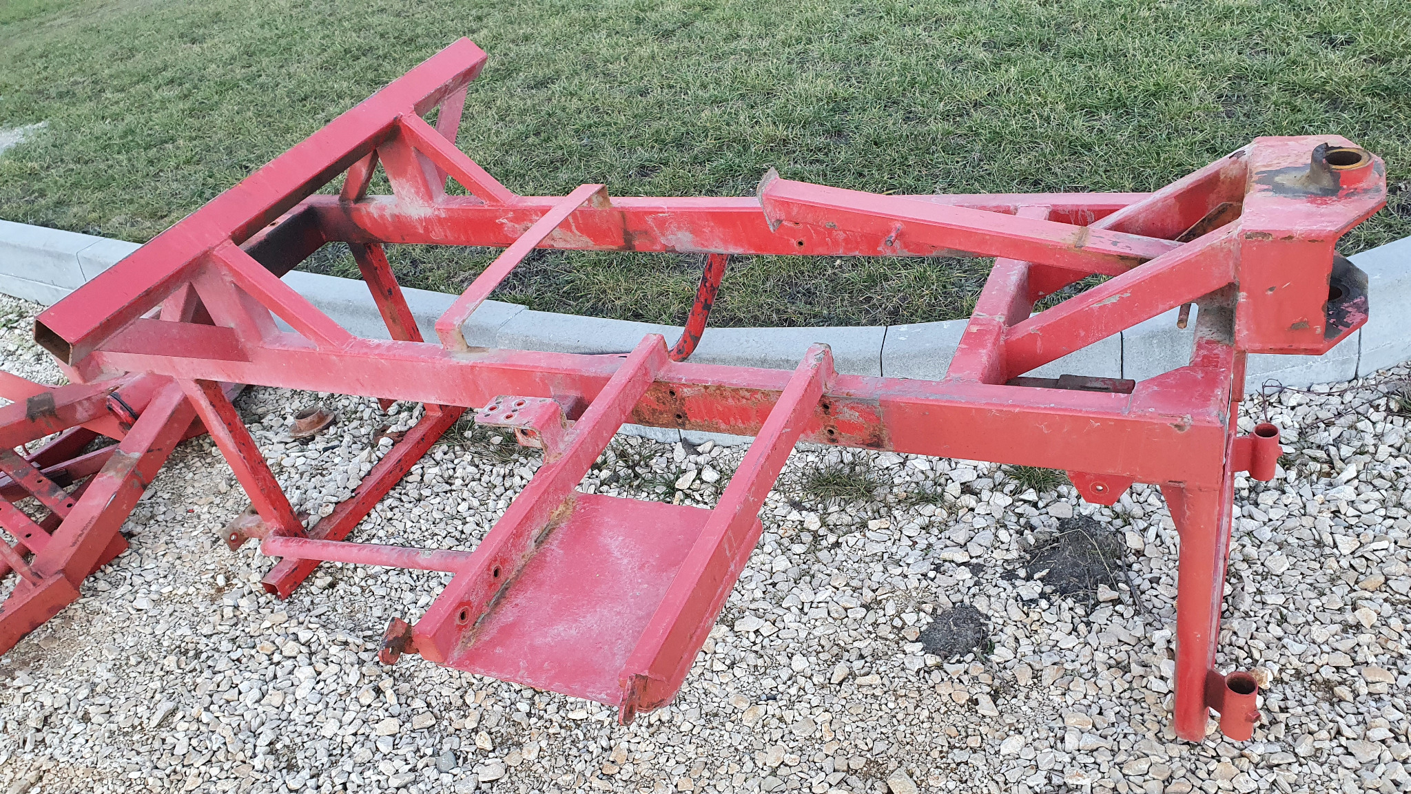 Maszyna rolnicza przed renowacją.