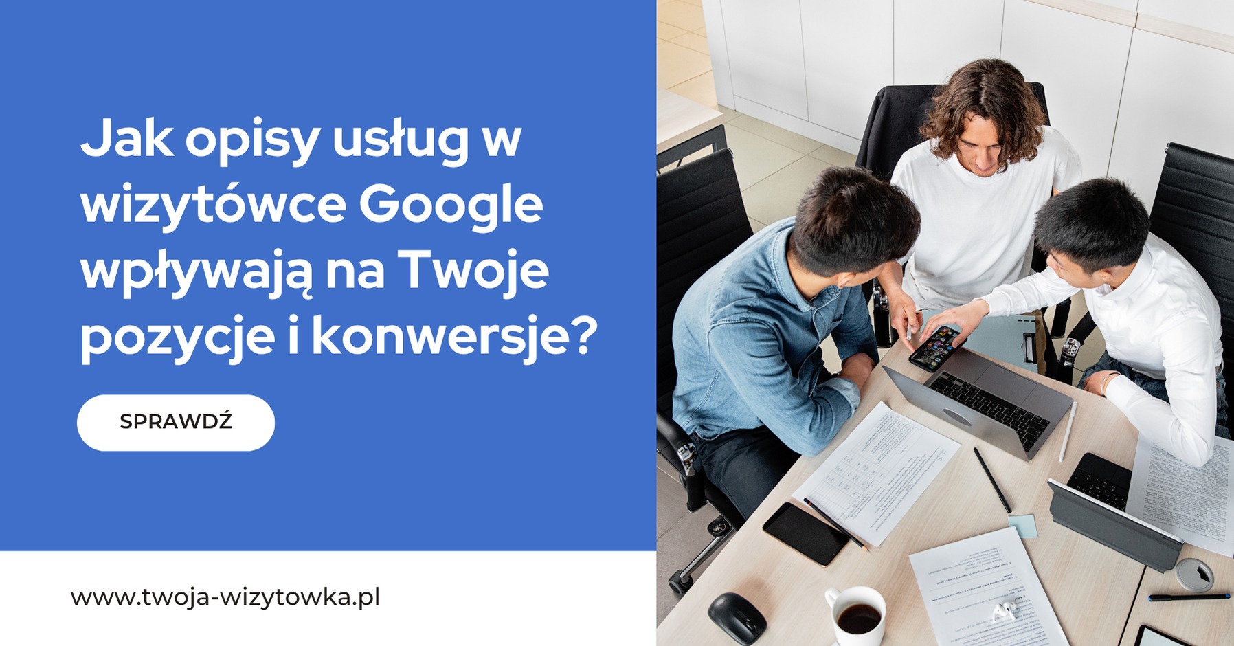 Trzech mężczyzn omawia strategię pozycjonowania wizytówki Google, pochyleni nad laptopem i dokumentami na jasnym biurku w nowoczesnym biurze. Współpraca, analiza danych.