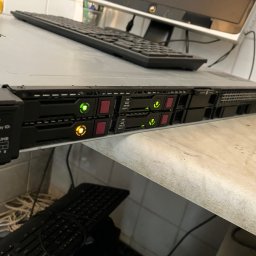 Serwer w firmie, w którym doszło do awarii jednego z dysków twardych.