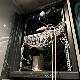 ARTIS STUDIO - ROBERT ZAJĄC - Instalacja sieci w dwupiętrowym domu prywatnym - monitoring i sieć oparta na urządzeniach Cisco i Ubiquiti.