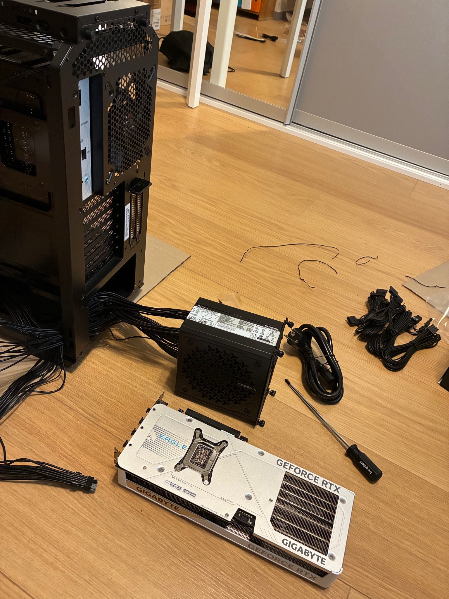 Koputer w trakcie składania.