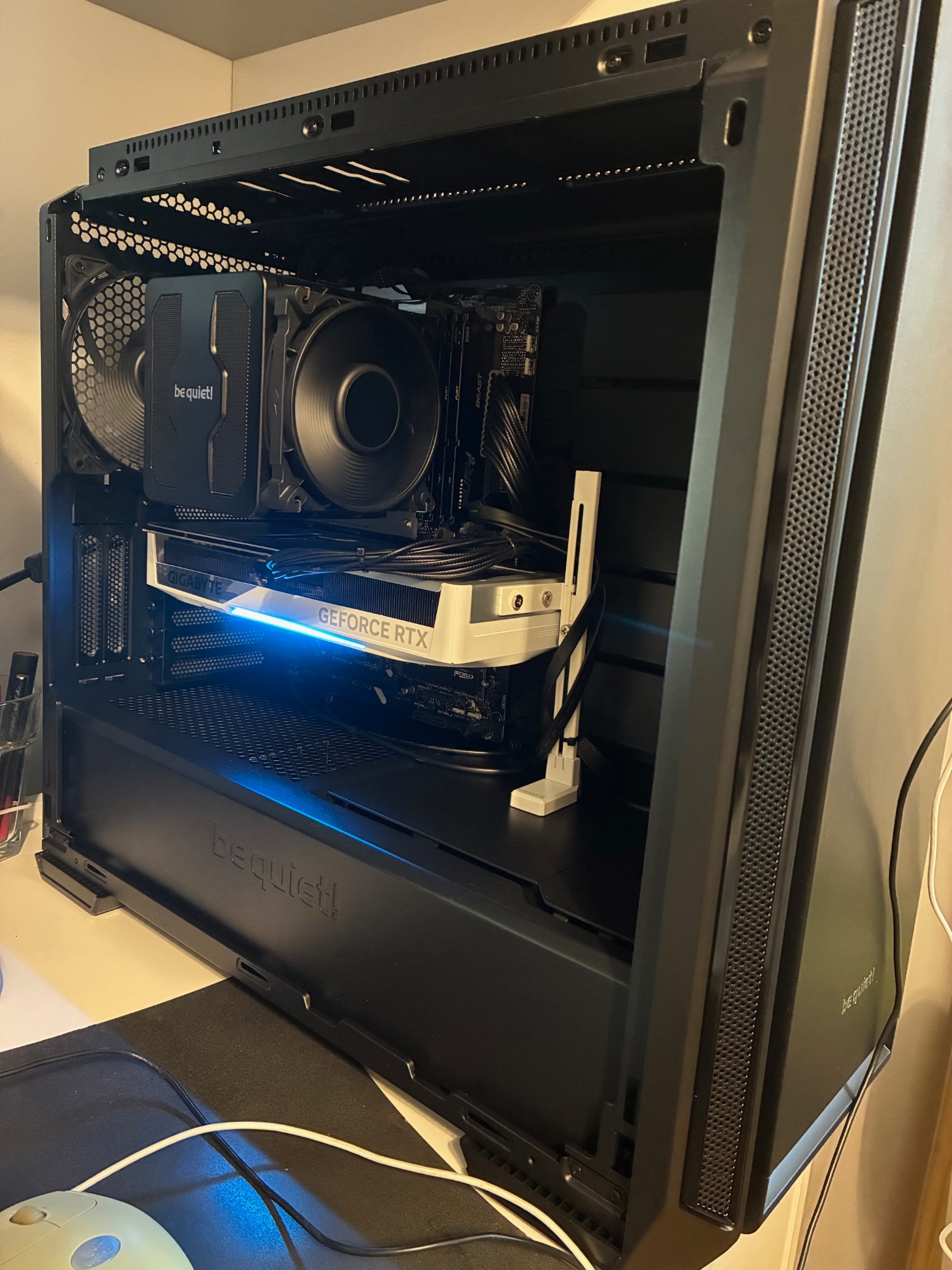 Złożony komputer w trakcie działania z uchylonym skrzydłem bocznym.