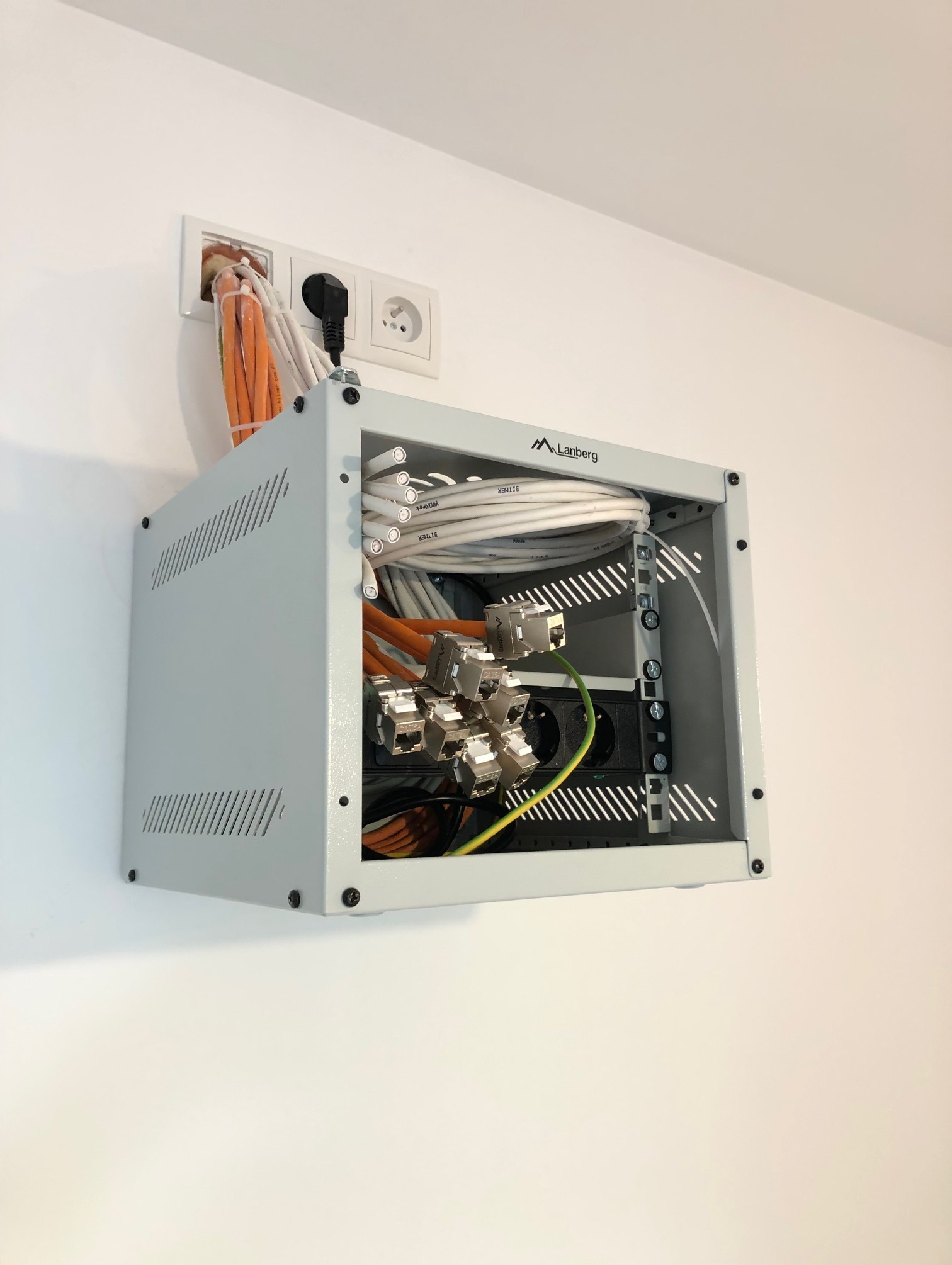 Instalacja sieci 10GB u klienta w mieszkaniu prywatnym.