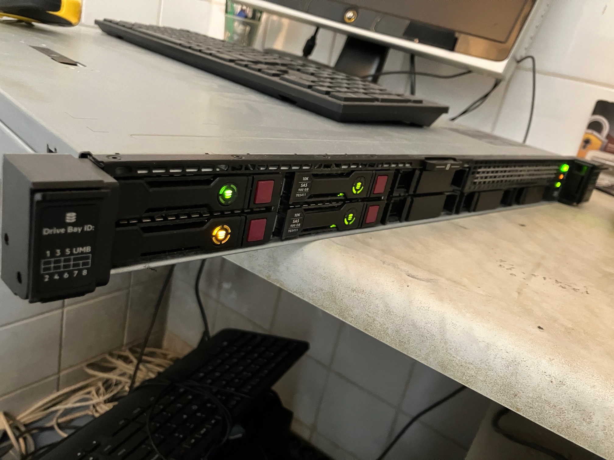 Serwer w firmie, w którym doszło do awarii jednego z dysków twardych.