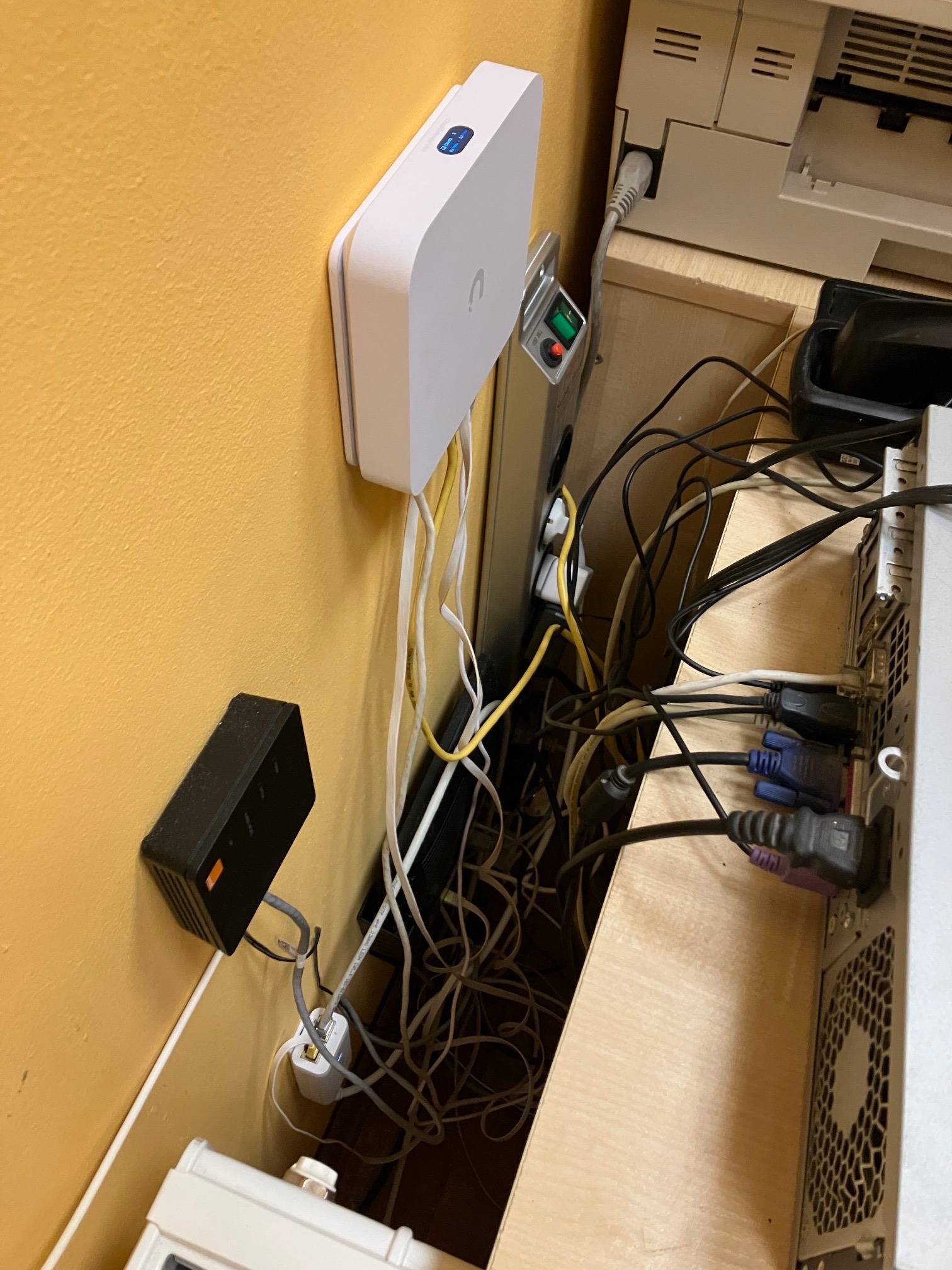 Modernizacja sieci klienta, który uskarżał się na słabą prędkość i zasięg WiFi.