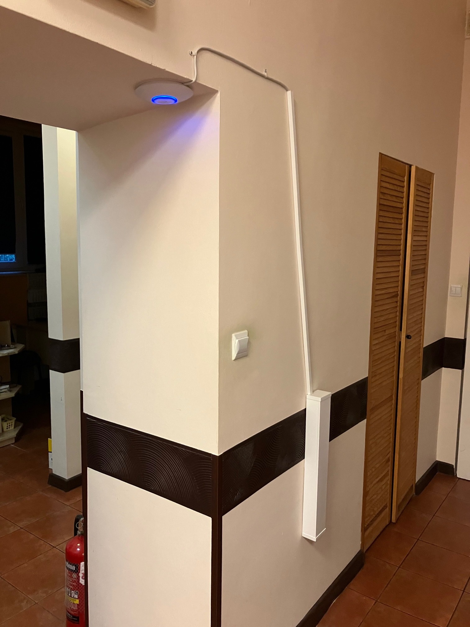 Montaż 4-ech AP Ubiquiti całkowicie rozwiązał problem z zasięgiem WiFi przy 0,5 m ścianach w starym budynku.
