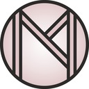 Geometryczny logotyp w okręgu: litery 'M' i 'A' tworzą spójny znak, delikatne gradienty różu i czarna obwódka nadają nowoczesny wygląd.