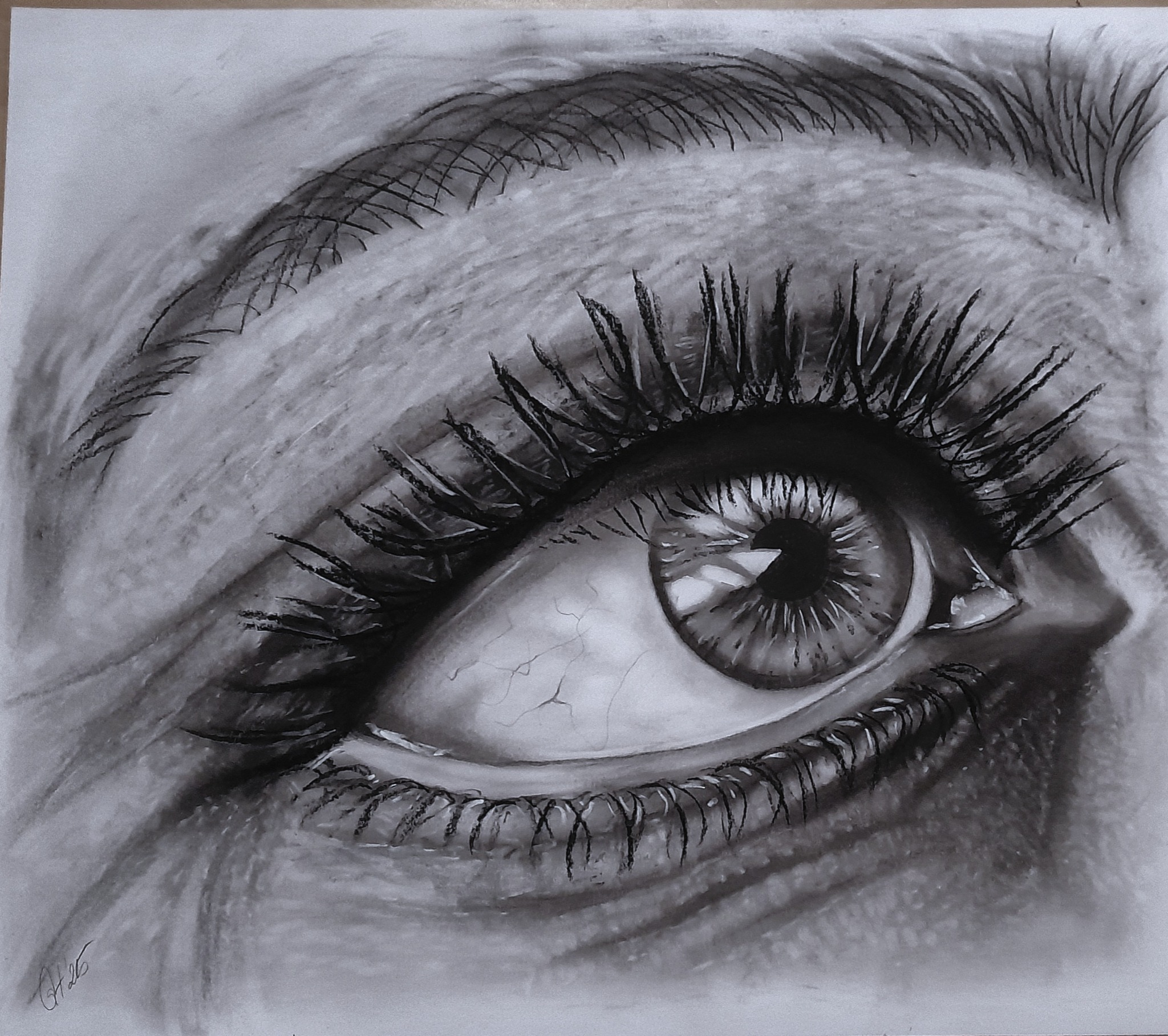 Czarno-biały rysunek oka z detalami rzęs i brwi, wykonany techniką grafitu na papierze, z widoczną fakturą i subtelnymi cieniami.