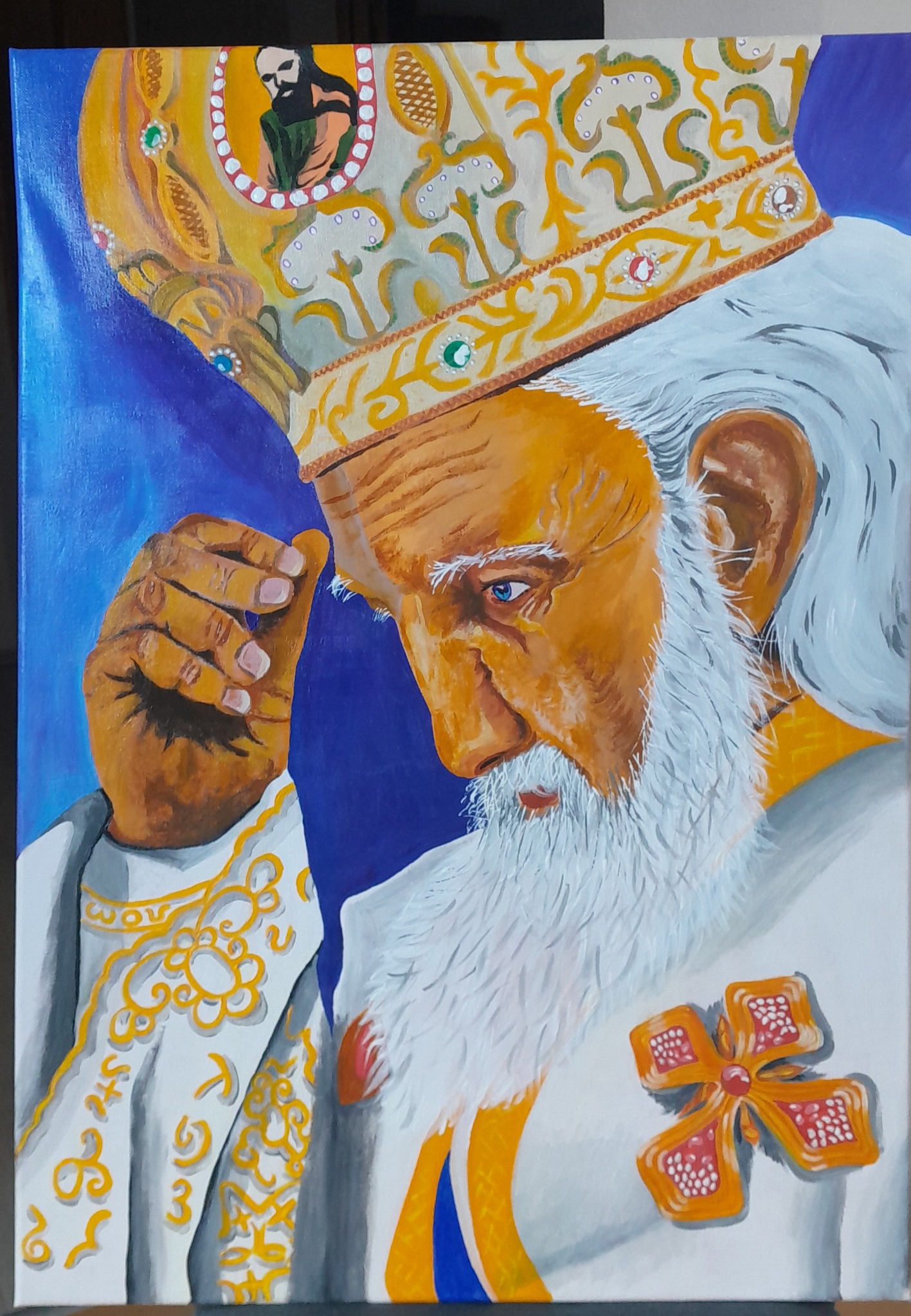 Portret olejny na płótnie przedstawia biskupa w bogato zdobionej mitrze i szatach, zamyślonego, na tle niebieskiego tła. Widoczny detal dłoni i ornamentów.