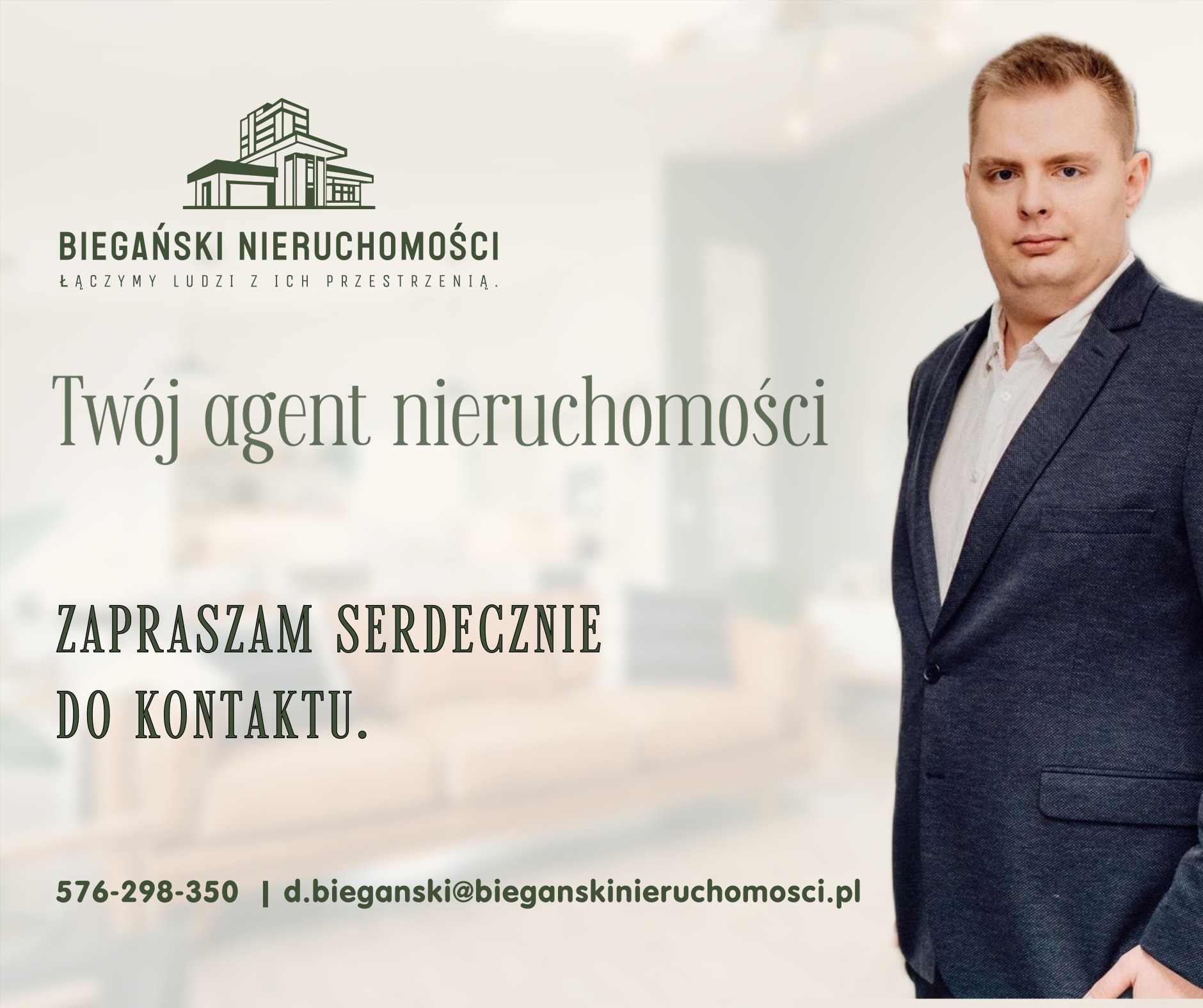Profesjonalne zdjęcie agenta nieruchomości Biegański Nieruchomości w ciemnej marynarce, zapraszającego do kontaktu. Logo firmy w lewym górnym rogu.