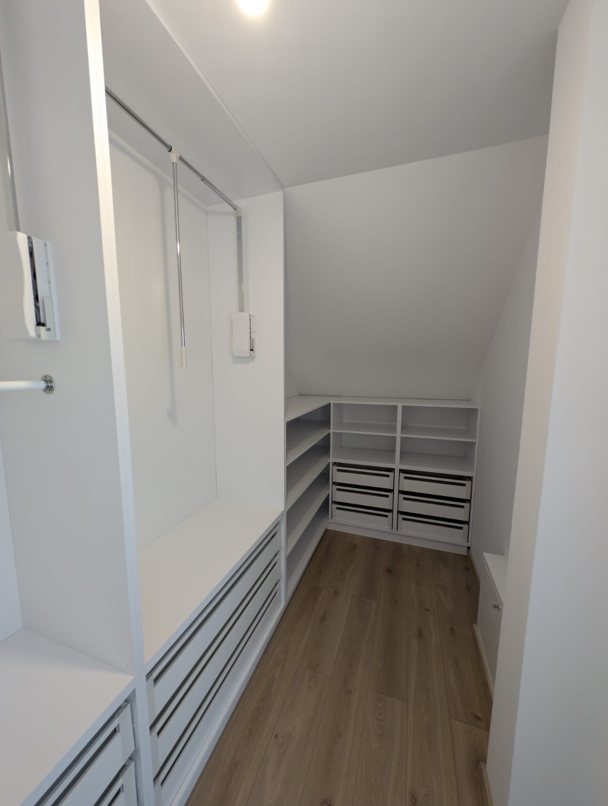 Biała garderoba wykonana z laminatu