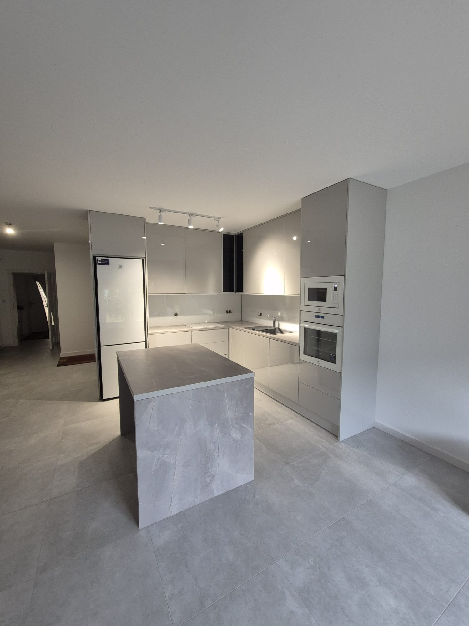 Szara nowoczesna kuchnia