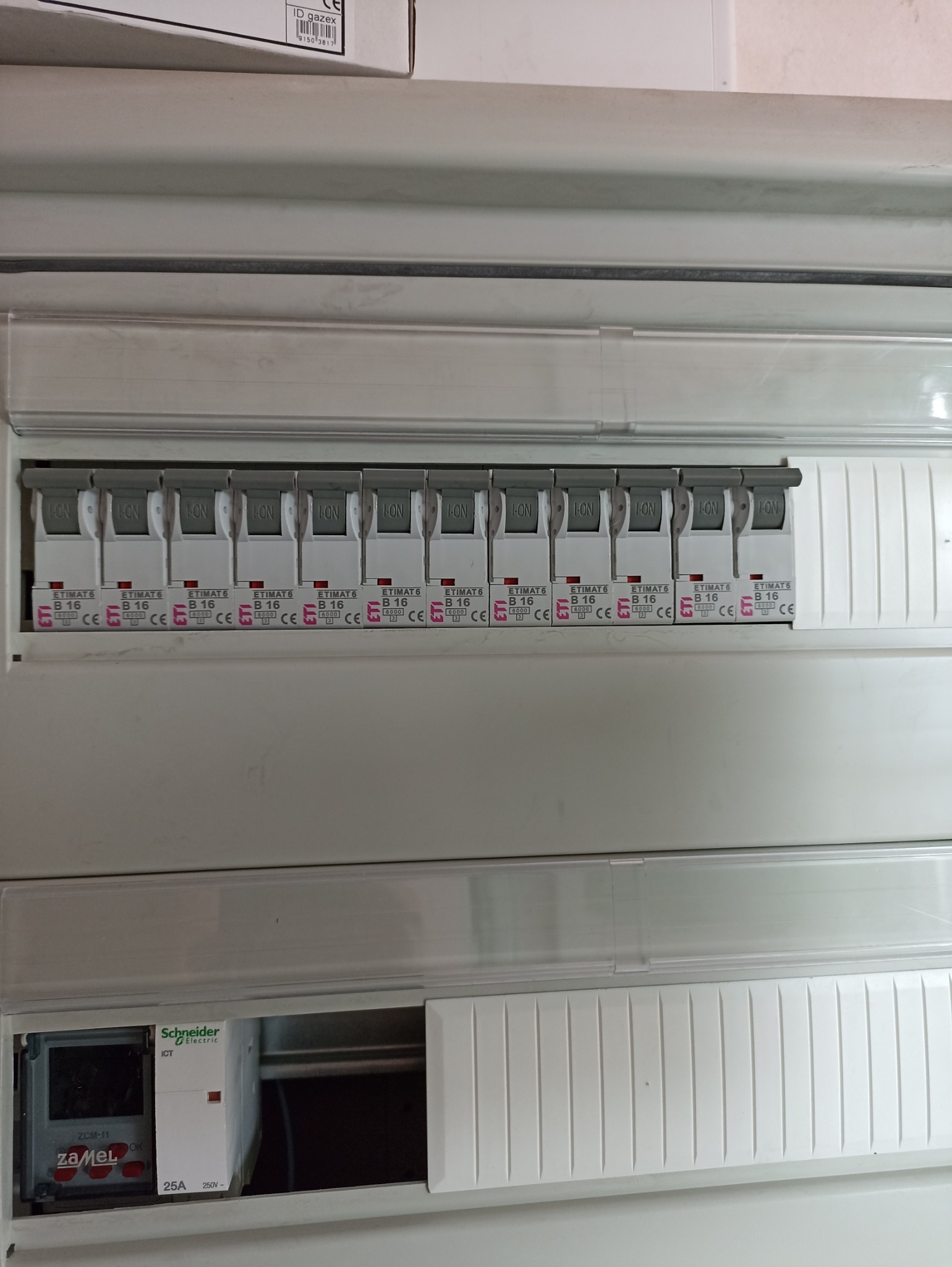 Rozdzielnia elektryczna z zainstalowanymi bezpiecznikami ETIMAT 6 B16 i modułem Schneider Electric ICT, widoczne oznaczenia i parametry techniczne.
