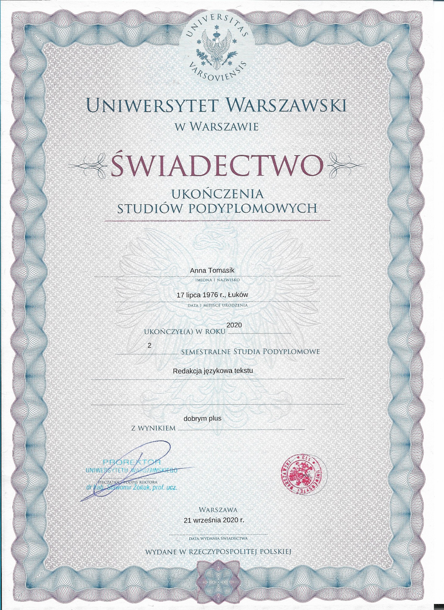 Skan dyplomu Uniwersytetu Warszawskiego z 2020 r. za ukończenie studiów podyplomowych z redakcją językową tekstu, z wynikiem dobrym plus.