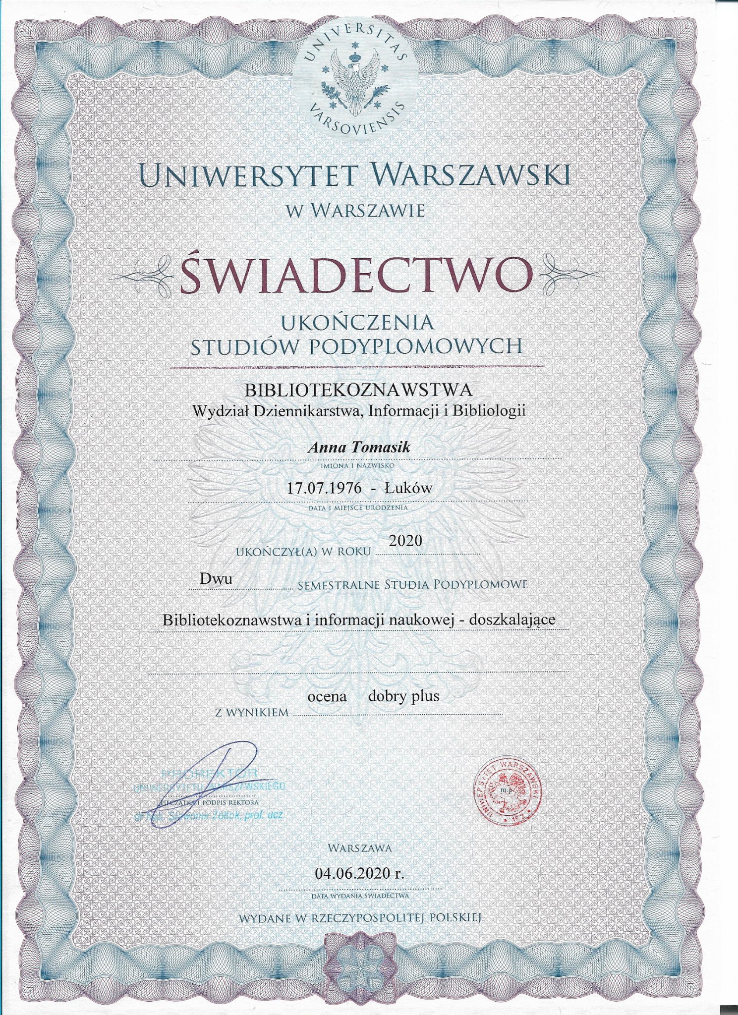 Skan świadectwa ukończenia studiów podyplomowych na Uniwersytecie Warszawskim, wydane w 2020 roku. Dokument z danymi osobowymi i pieczęcią rektora.