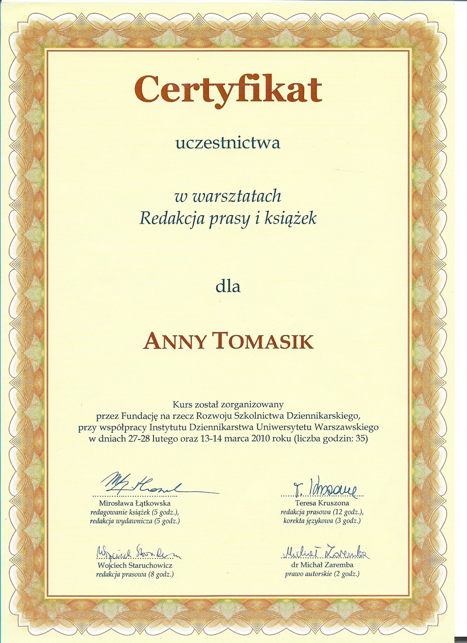 Certyfikat uczestnictwa w warsztatach 'Redakcja prasy i książek' dla Anny Tomasik, wydany w 2010 roku. Dokument z ozdobną ramką i podpisami osób prowadzących.