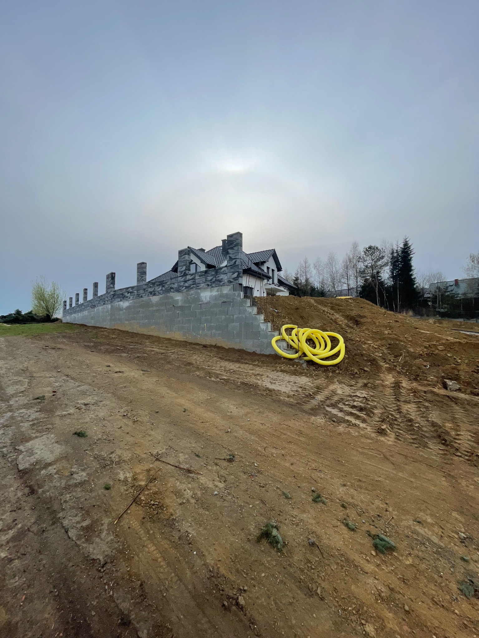 Mur oporowy i ogrodzenie