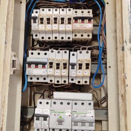 Tutaj również będzie wymiana w sierpniu, aktualnie ustalono, który bezpiecznik odpowiada za konkretny obwód. 