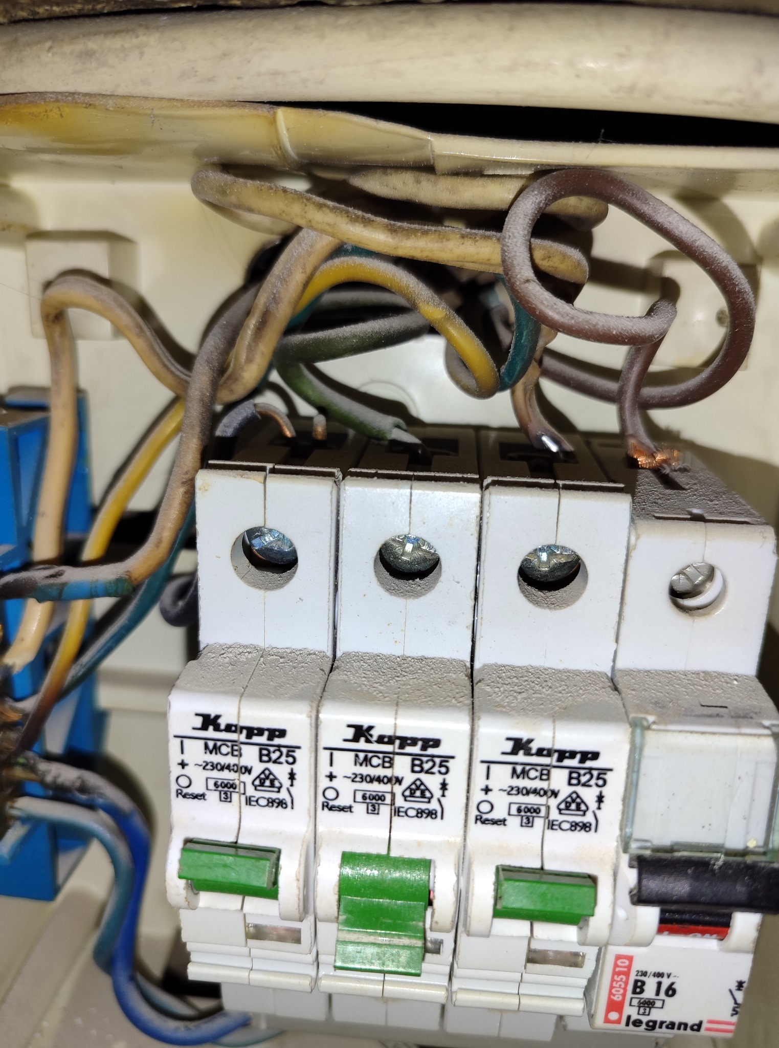 Zdjęcie przed realizacją zlecenia. Wyrzucało bezpiecznik, dużo pomieszanych obwodów, światło połączone z 230v.