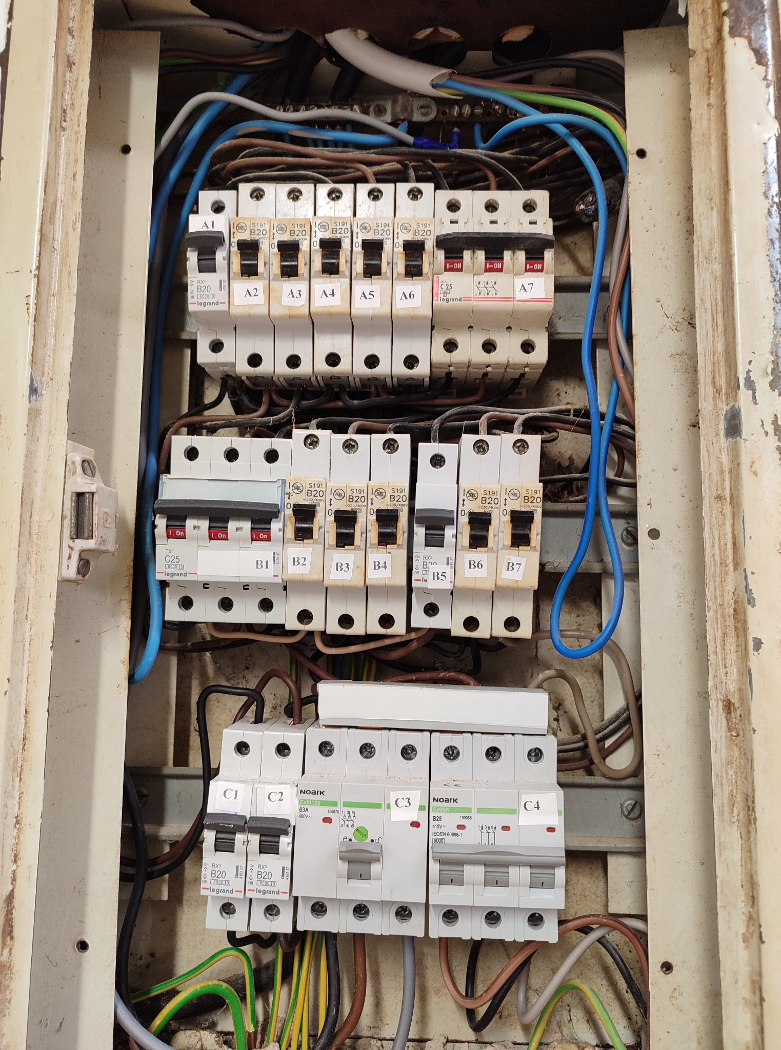 Tutaj również będzie wymiana w sierpniu, aktualnie ustalono, który bezpiecznik odpowiada za konkretny obwód.