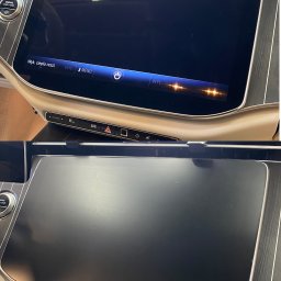 Perfect Clean Car detailing - Dwa ujęcia deski rozdzielczej samochodu, przed i po czyszczeniu. Górne ujęcie z włączonym ekranem, dolne z wyłączonym, oba ukazują detale wnętrza.