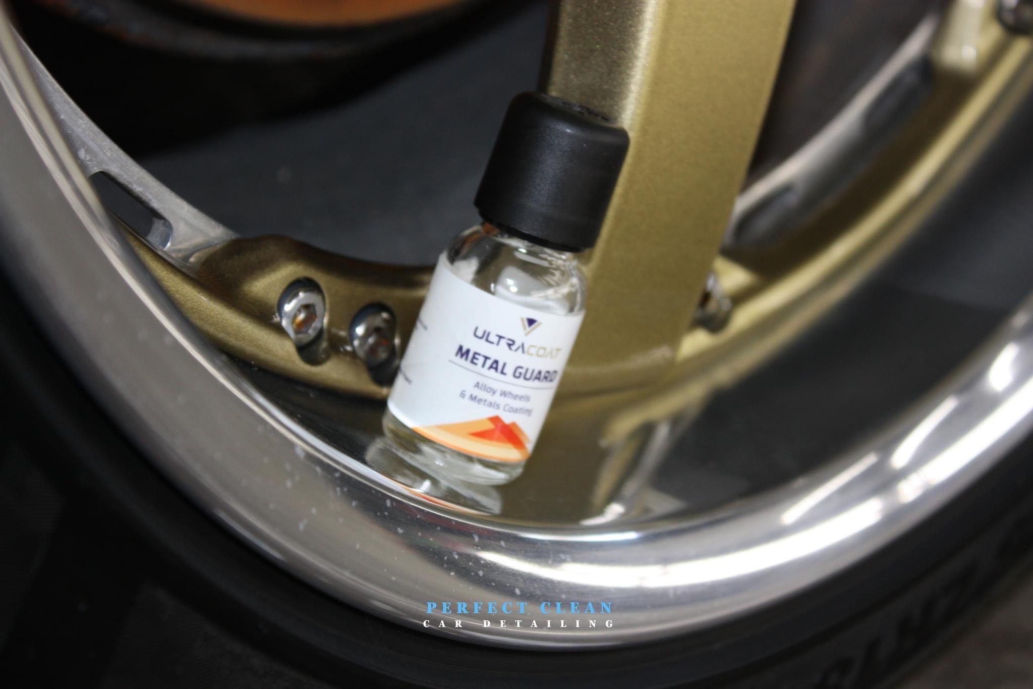 Detailing felgi aluminiowej z użyciem preparatu Ultracoat Metal Guard. Widoczne śruby i opona. Produkt do konserwacji felg.
