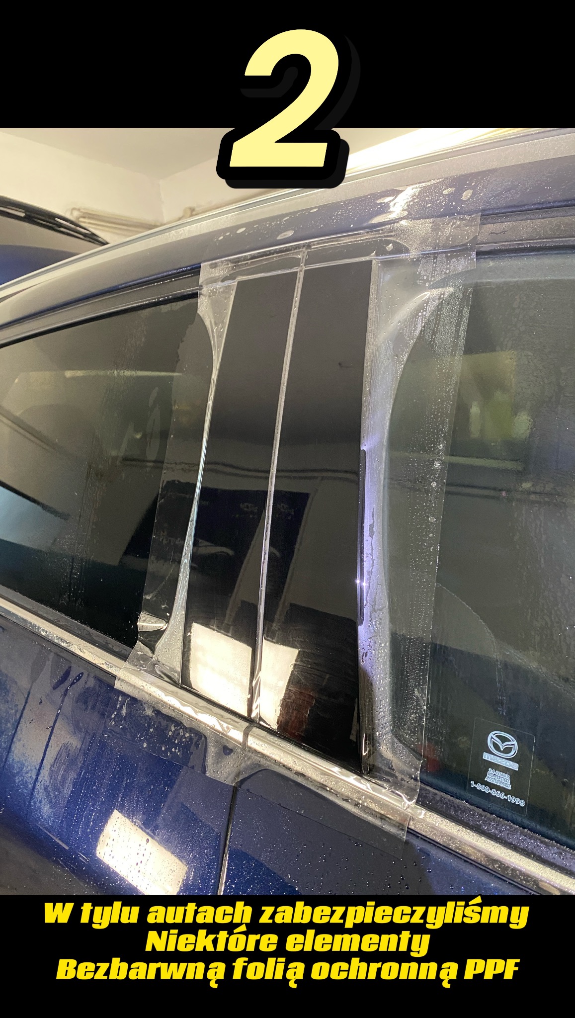 Aplikacja bezbarwnej folii ochronnej PPF na elementy karoserii niebieskiej Mazdy. Widoczne mokre fragmenty folii i karoserii podczas montażu.