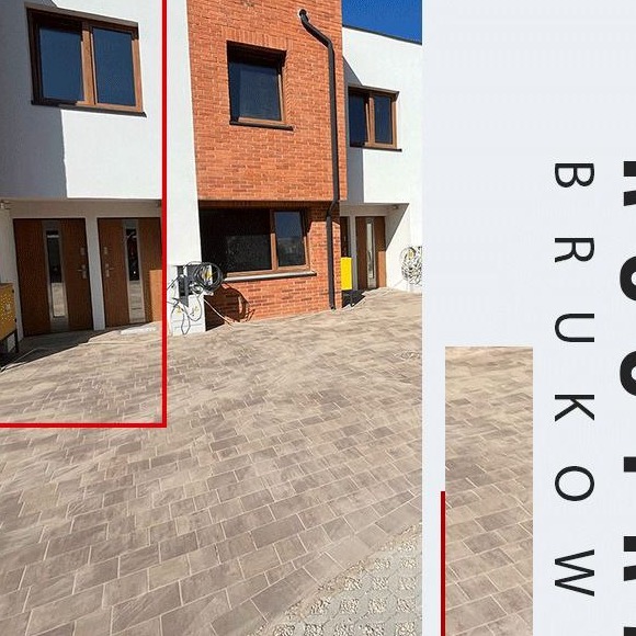 Nowoczesny podjazd z beżowej kostki brukowej prowadzi do domu z ceglaną elewacją i drewnianymi oknami. Częściowo zasłonięty branding po prawej stronie.
