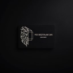 Epicdot - Czarna wizytówka z geometrycznym lwem i złotym napisem 'Pod skrzydłami Lwa Nieruchomości' na ciemnym tle. Minimalistyczny design, elegancki i nowoczesny.