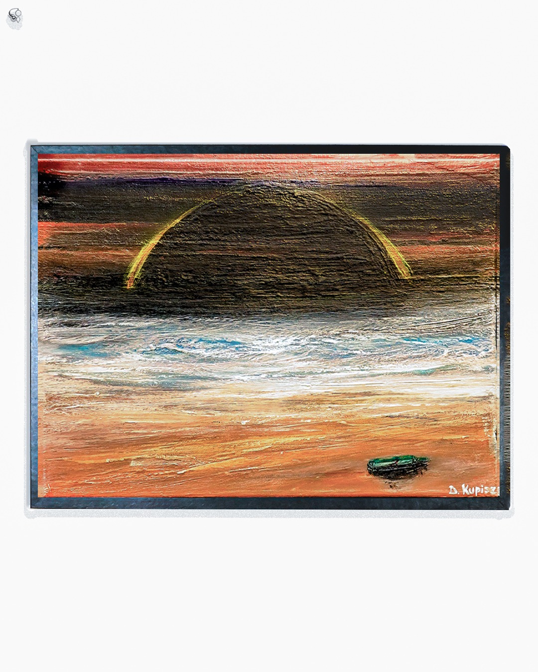 Abstrakcyjny obraz olejny w czarnej ramie przedstawia krajobraz morski z zachodzącym słońcem i ciemną górą, z podpisem artysty w prawym dolnym rogu.