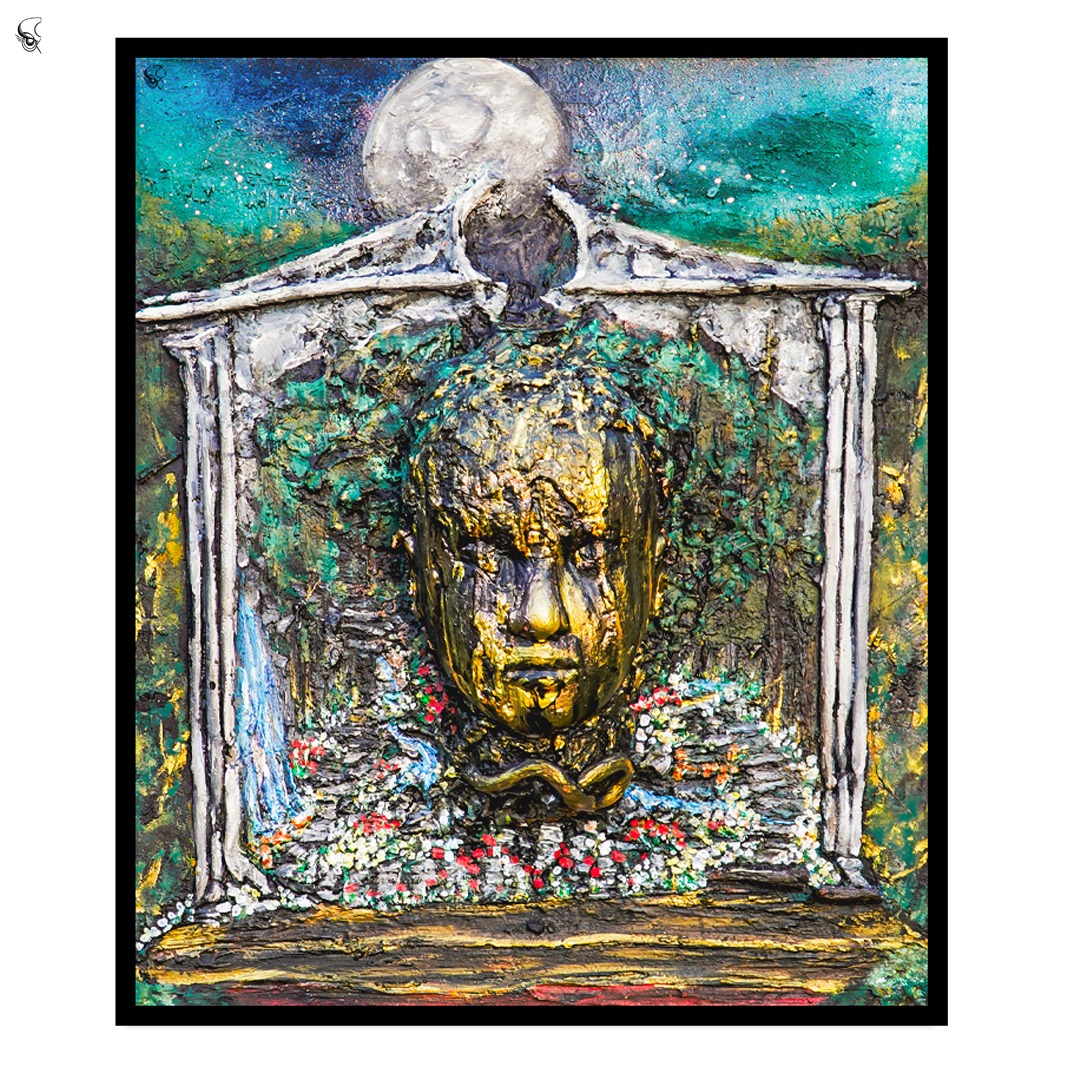 Abstrakcyjna płaskorzeźba z motywem twarzy w złotym odcieniu, otoczona roślinnością i architektonicznymi elementami na tle nocnego nieba z księżycem.