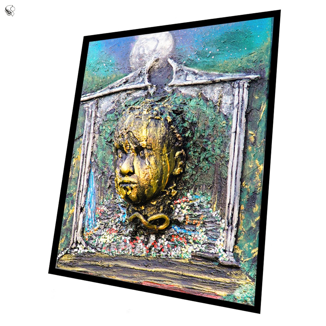 Teksturowany obraz 3D z portretem w złotym odcieniu, otoczonym roślinnością i architektonicznymi elementami na tle nocnego nieba, oprawiony w czarną ramę.