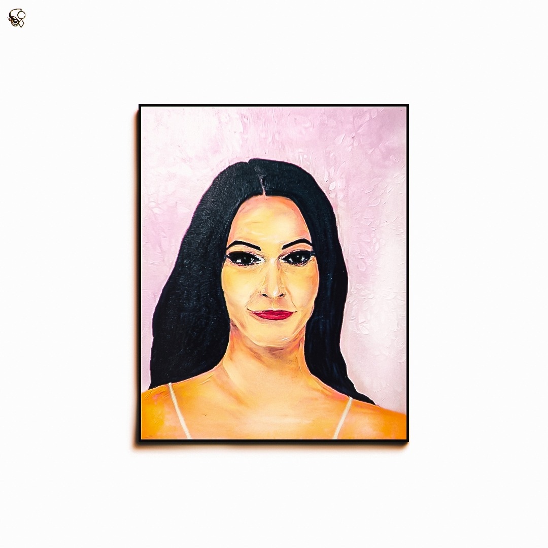 Portret kobiety z czarnymi włosami i czerwonymi ustami, namalowany farbami olejnymi na płótnie z rozmytym, różowym tłem. Widoczna faktura pociągnięć pędzla.