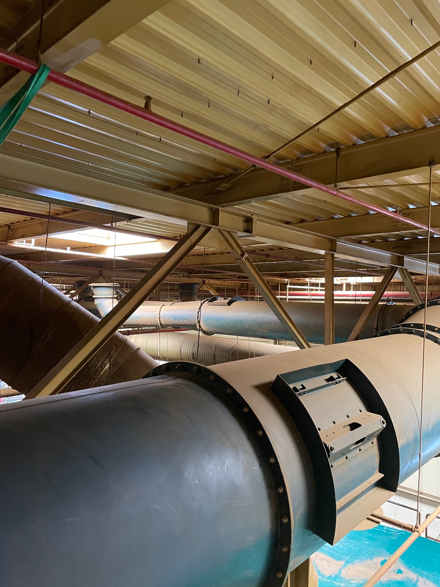 Czyszczenie instalacji rur przesyłowych, przed i w trakcie.